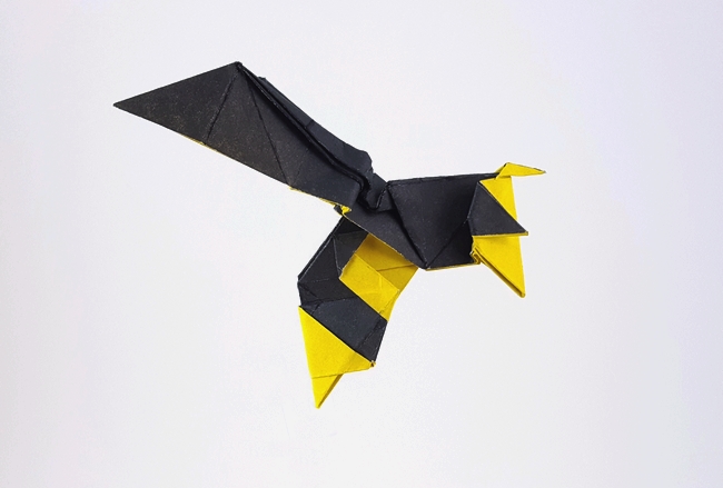 Origami Bee by Fumiaki Kawahata folded by Gilad Aharoni