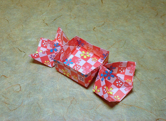 Origami Candy-shaped boxes by Makoto Yamaguchi folded by Gilad Aharoni