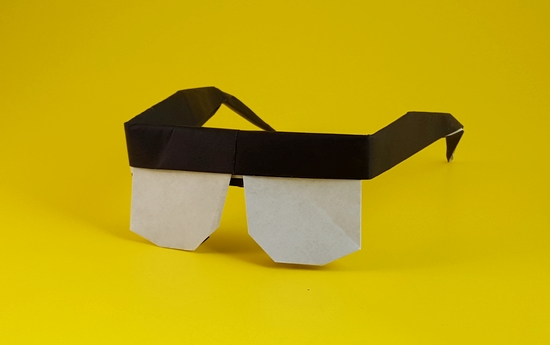 Origami Clark Kent's glasses by John Montroll folded by Gilad Aharoni