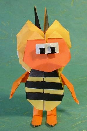 Origami Maya the Bee by Carlos Gonzalez Santamaria (Halle) folded by Gilad Aharoni