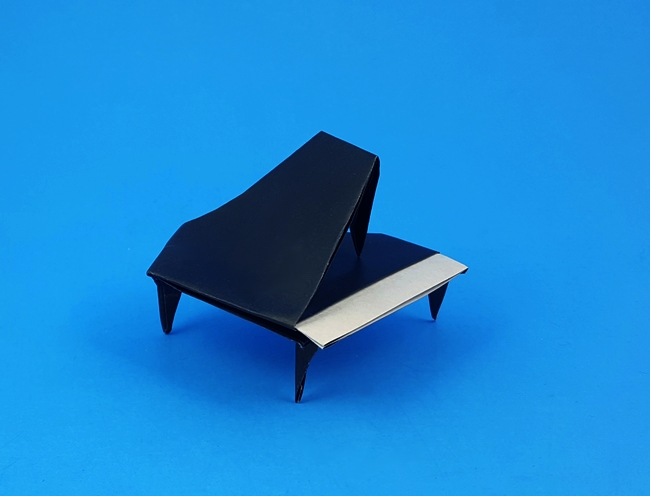 Origami Piano by Ashimura Shun'ichi folded by Gilad Aharoni