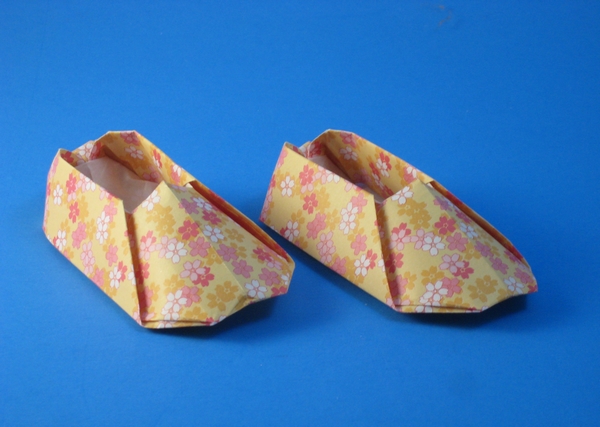 Origami Shoes by Yamanashi Akiko folded by Gilad Aharoni