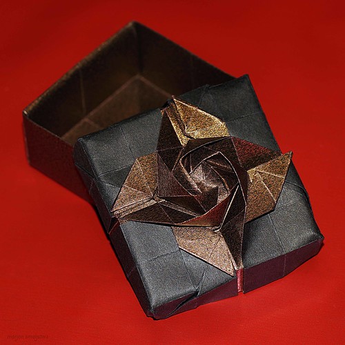Origami 16 section rose box by Shin Han-Gyo on giladorigami.com