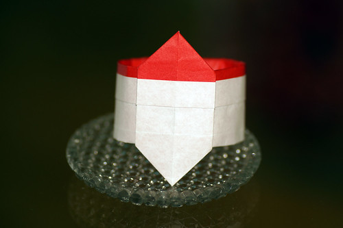Origami Santa napkin ring by Ikeda Akemi on giladorigami.com