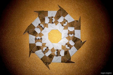 Origami Cat wreath by Isono Yoko on giladorigami.com