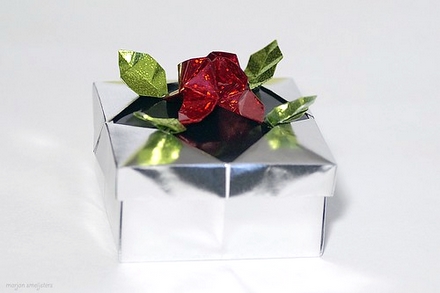 Origami Rose decoration box by Yamanashi Akiko on giladorigami.com