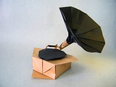 Origami Phonograph by Viviane Berty on giladorigami.com