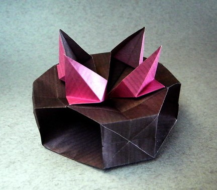 Origami Flower cushion by Jose Meeusen (Krooshoop) on giladorigami.com