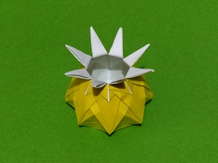 Origami Crown vase by Etai Bokea on giladorigami.com