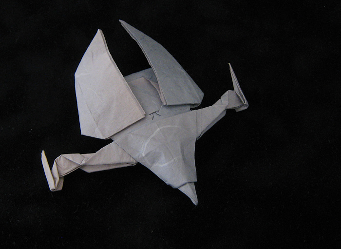 Origami Jem'Hadar attack ship by Andrew Pang. Wet-folded from a rectangle of mulberry paper by Gilad Aharoni on giladorigami.com